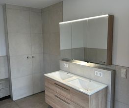Bad möbel einbauen und fliesen verlegen Baubora