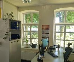Empfangsbüro mit einem Schreibtisch, einem Stuhl, zwei Monitoren, einer Maus und Tastatur
