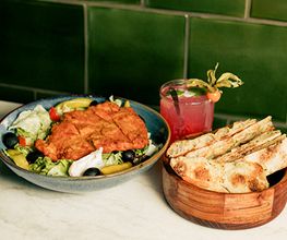 Unsere Salate bringen wir Dir mit unserem Original veganen Mauritius Dressing. - und hausgemachtem Pizzabrot an den Tisch
