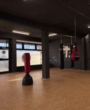 TA WingTsun Langenhagen - Weitläufiges Studio für Selbstverteidigung mit Sandsäcken, Standboxsäcken, Spiegelung des Tageslichts und offener Trainingsfläche für effektives Kampfkunsttraining.
