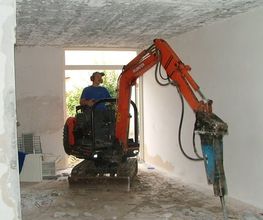 EEN AANTAL FACETTEN BINNEN SLOOPTECHNIEK ZIJN:
Vloerverwijdering: oa. Betonvloeren, cementdekvloeren, tegelvloeren etc.
Slopen en verwijderen (beton)wanden
Betonkraken (bijna geluidloos/trillingsvrij slopen door middel van hydraulische kraakmachine) ideaal bij renovatieprojecten
Slopen en demontage betonconstructies
Slopen en demontage staalconstructies
Sloop van fundaties en ondergrondse infrastructuur
Verwijderen vloerbedekking en egaliseren vloeren
Sloop/ en demontage van (sanitair)ruimten: badkamers, keukens , toiletten
Verwijderen wand- en vloerafwerkingen: behang, stucwerk, lambrisering, vloerbedekking
Voorkomende sloopwerkzaamheden ten bate van verbouwingen in woonhuis, kantoorpand etc.