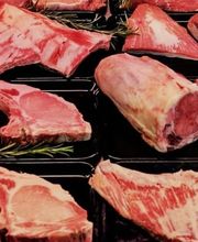 Im Online-Shop der Metzgerei Gränitz finden Sie eine exklusive Auswahl hochwertiger Steaks für wahre Fleischliebhaber. Entdecken Sie edle Cuts wie Bavette Steak, Chuck Steak, Club Steak, Denver Cut, Entrecote und Flank Steak – perfekt gereift und mit charaktervollem Geschmack. Feinschmecker schätzen auch zarte Stücke wie Flat Iron, Hüftsteak, Metzgerstück, Rumpsteak oder Prime Rib, während kräftige Spezialitäten wie Kammsteak, Nackensteak, Holzfällersteak oder Kotelett echten Grillgenuss garantieren. Für besondere Momente empfehlen sich exklusive Cuts wie T-Bone, Tomahawk, Rib Eye Cap, Secreto, Vegas Cut, Spider Steak, Skirt Steak oder der rare Teres Major – alles in feinster Metzgerqualität. Jedes Steak wird in unserer Fleischerei in Chemnitz mit Sorgfalt zugeschnitten, vakuumverpackt und frisch geliefert – für unvergleichlichen Geschmack und Premiumqualität direkt vom Metzger.