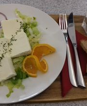 Rahmkäse mit Bauernbrot und Rohkostsalat