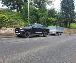 Ford Ranger mit 3,5 to Kipper beim Sicherungsschnitt in der Kurve
