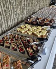 dean&david Catering | Pforzheim - Süßspeisen Buffet mit Brownies, cremigen Kuchenstücken, Muffins und vielen Dessertbechern für Kaffeepause, Firmenfeier oder Empfang.