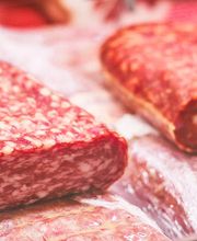 Frischetheke
Wir bedienen Sie mit Freude an der Frischetheke mit einer Vielfalt an Wurst, Fleisch, Fisch, Käse und Antipasti und beraten Sie zu all unseren Produkten kompetent und freundlich. Probieren Sie auch eigene Kreationen von uns, wie Dips, Cremes, Fleischsalat, Wurstsalat, Eiersalat, Eingelegtes und Mariniertes.

Für den Appetit zwischendurch bietet unsere heiße Theke hausgemachte Leckereien wie Fleischkäse, Hähnchenkeulen, Frikadellen und Mettbrötchen. Sehen Sie sich die Angebote für den Mittagstisch an. Diese wechseln jede Woche!