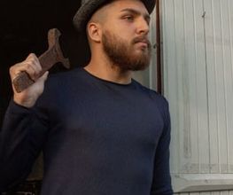 van Soest Stoffe Urbanes Modesetting mit strukturiertem Jersey für sportliche und moderne Looks
