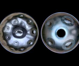 Die Extended Scales Handpans sind erweiterte Stimmungen mit zusätzlichen Tonfeldern auf der Unterseite der Handpan - den sogenannten Bottomnotes. Je mehr Tonfelder Deine Handpan besitzt, desdo vielseitiger kannst Du spielen - aber umso anspruchsvoller wird das Spielen des Instrumentes auch.
Du kannst die Extended Scales Handpan im Handpan Showroom Oldenburg ausprobieren und kaufen oder bei www.Handpan.World online bestellen.