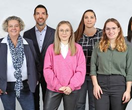 Team aus 6 freundlichen Personen vor weißem Hintergrund
