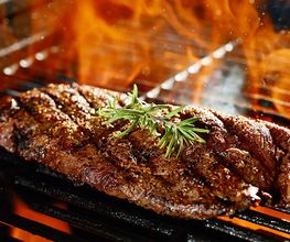 FRISCHETHEKE
Herzhaft hessisch – Genuss ist unser Handwerk. Hochwertige Zutaten und traditionelle Rezepte machen Wurst- und Fleischwaren zu einer besonderen Gaumenfreude. Grillfreunde sind Feuer und Flamme für köstlich marinierte Steaks und Bratwürste. Oder wie wäre es mit dem besonderen Sonntagsbraten? Fertig gewürzt brauchen Sie ihn nur noch in den Ofen zu schieben. Lust auf eine Extra-Wurst? Egal ob fettreduziert, saisonal oder DLG-prämiert – unsere Wurst-Spezialitäten bieten Geschmack von Ende bis Ende. Dazu Salate aus eigener Herstellung.