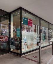 Aussenansicht des Eingangs der Amavita Apotheke Vispach