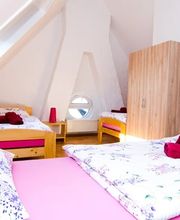 Das Dreibettzimmer in der Pension Graf Zeppelin in Kornwestheim.
Pension, Handwerker, Übernachtungen, Pension Kornwestheim, Übernachtungen Kornwestheim, pension zimmer, pension mit wlan, übernachtung mit frühstück, hotel kornwestheim, hotel mit frühstück, unterkunft für handwerker, unterkunft kornwestheim, unterkunft in kornwestheim, pension buchen, pension zimmer buchen, unterkunft buchen, unterkunft buchen kornwestheim, hotel buchen kornwestheim, pension mit frühstück, billige pension