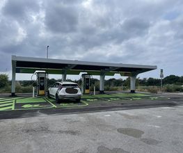 Ricarica in sicurezza in modalità ultra fast per tutti i veicoli elettrici. IPlanet