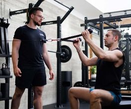 Personal Training Robert Reberger Fokus auf Körperkontrolle und Kraftentwicklung bei gezieltem Oberkörpertraining im Fitnessstudio.