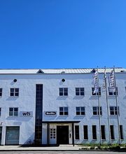 Ein weißes Bürogebäude.