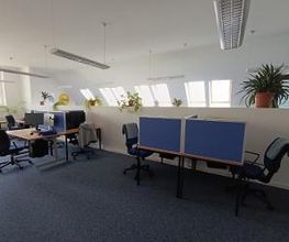 Schulungsraum mit Arbeitplätzen und blauen Trennwänden