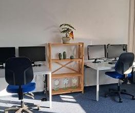 PC-Arbeitsplätze und Regal.