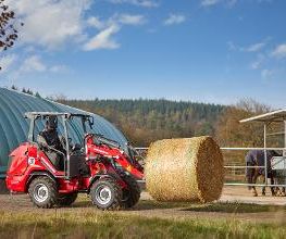 Weidemann Hoftrac 1390 im Einsatz auf einem Pferdehof mit Ballenspieß.