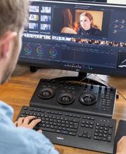 FIUMU Mitarbeiter beim Videoschnitt