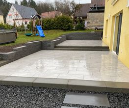 Terrasse und Hangstütze