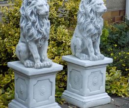 Löwen Gartenfiguren mit Sockel Postament als Löwenpaar