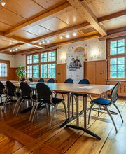 Konferenz- und Präsenzschulungsraum mit Konferenztisch und Stühlen.