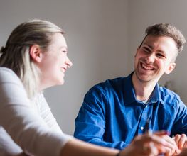 Kunden am lächeln