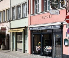 Unsere Heimat liegt im Herzen von Lindau - direkt am Marktplatz und am schmallsten Gässle, dem Kaffeegässle. Immer einen Besuch wert!