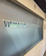 Individuelle Milchglas-Fensterverklebung mit integriertem Logo – Druck & Verklebung von FaberExposize.