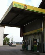 AGROLA Tankstelle in Uettligen, Bern; überdacht an Hausfassade; zwei Tanksäulen und ein Zahlterminal