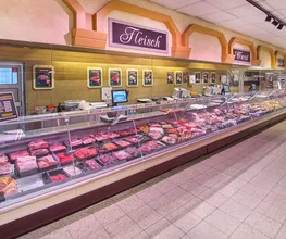 An der Frischetheke wirst du herzlich empfangen. Wir zeigen dir gerne unsere ganze Auswahl an Wurstwaren, Fleisch und Käsespezialitäten, von mild bis würzig. Wir wissen, wo alles herkommt oder wie du es am besten zubereitest – frage uns einfach!