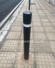 Pilonas de PVC 100% reciclables fijas con tubo de hierro en el interior y con banda blanca de pintura reflectante homologada por tráfico y esferillas para aumentar considerablemente su visibilidad.