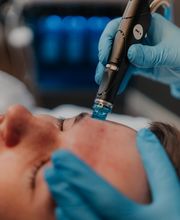 Hydrafacial-Behandlung Mann im Kosmetikstudio von Margarita M. Cosmetics in Remscheid