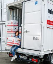 Frau mit Karton im Lagercontainerauf LKW.jpg