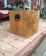 Spezialisten für Massivholzprodukte und Natursteinprodukte für den Innen und Aussenbereich.

Ob für Handwerker oder Händler, Architekten oder Bauherren, wir garantieren Ihnen unkomplizierte, reibungslose & kompetente Zusammenarbeit & beraten Sie gerne telefonisch oder persönlich über die verschiedenen Eigenschaften von Eiche oder Naturstein.

Wir sind spezialisiert in dem Verkauf von erstklassigem Eichenholz und hochwertigen Steinen für eine Vielzahl von Projekten. Unsere Eichenholzprodukte, von stabilen Balken bis hin zu eleganten Terrassen-Dielen, bieten die ideale Grundlage für robuste Konstruktionen und ästhetische Designs wie Holztreppen, Holzpergolen, Holzstegge oder Holterrassen. Ebenso sind unsere Sandsteinprodukte eine exzellente Wahl für Terrassenplatten, die jedem Aussenbereich einen Hauch von Natur und Eleganz verleihen.