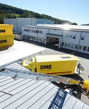 DMS-Betriebsgelände mit gelben Umzugsfahrzeugen
