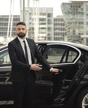 Chauffeur vor der Limousine in Münchens Innenstadt