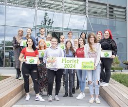 Verabschiedung von Blumen-Risse Azubis 2024 vor dem neuen Schulungsgebäude in Schwerte-Westhofen an der Zentrale