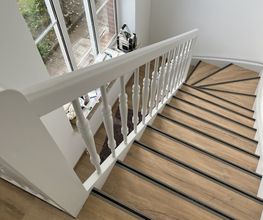 Holztreppen renovierung mit Vinyl Belag und weiß lackiert.jpg