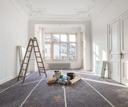 Bei der Arbeit. Vorbereitetes Zimmer zum Streichen