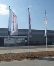 Standortbild Eingang mit Fahnen, MEGA eG Bautzen, Großhandel für Maler, Bodenleger und Stuckateure