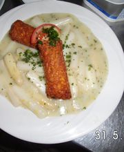 Gefüllte Kartoffeltaschen mit Frischkäse gefüllt auf frischem Spargelgemüse