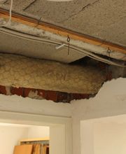 Die Rohre und Leitungen unter der Decke ...