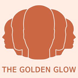 Logo van “The Golden Glow” met meerdere gestileerde menselijke hoofden in terracotta op een licht perzikkleurige achtergrond.