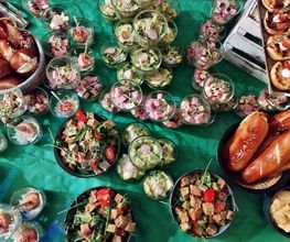 Vielseitige Vorspeisen-Auswahl mit Salaten im Glas, Herzhaftem & Laugenstangen. Individuell zusammengestelltes Buffet von Christians Catering Bernburg für Events aller Art.