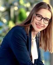 Business-Mitarbeiterin am Arbeitsplatz