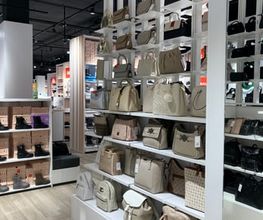Taschen- und Rucksackabteilung. Abgebildete Produkte, Preise, Aktionen und Verfügbarkeiten können je nach Zeitpunkt und Standort variieren.