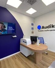 Recepción del Centro Auditivo Audika en la Calle San Fernando en Santander, Cantabria. 