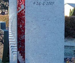 Stele mit Glas