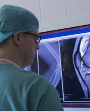 Betrachtung Röntgenaufnahme vor der orthopädischen Operation.